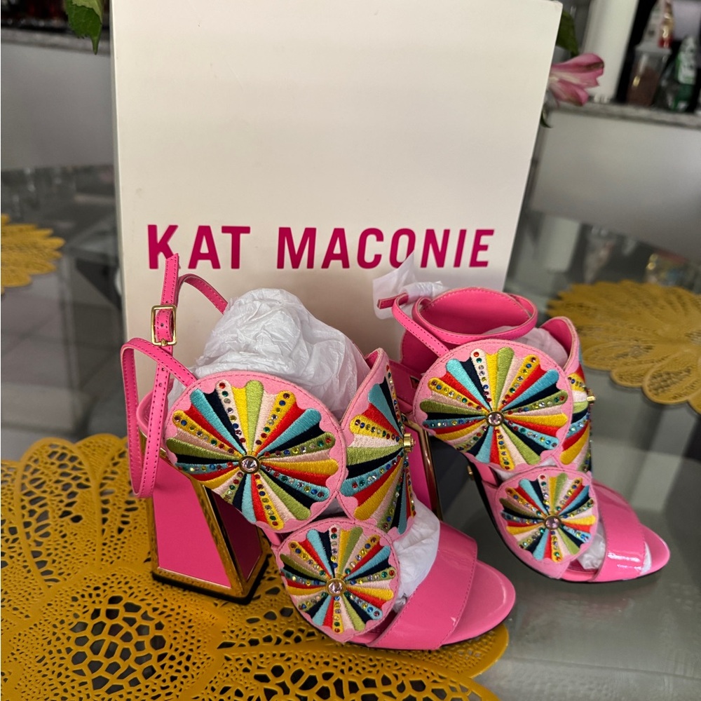 **BRAND NEW/NEVER BEEN WORN**** Vibrant Pink Embellished Women's Heels